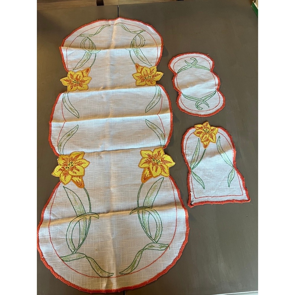 Vintage Table Runner Set 3pc White Yellow Orange Floral Lily Embroidered Linens